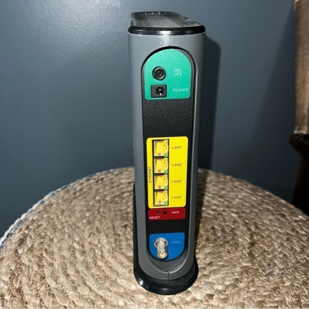 Motorola MG7700 24X8 Cable Modem Plus AC1900 Router - Picture 2 of 4